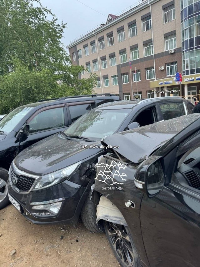 12-летний мальчик устроил массовую аварию во Владивостоке, протаранив пять припаркованных машин