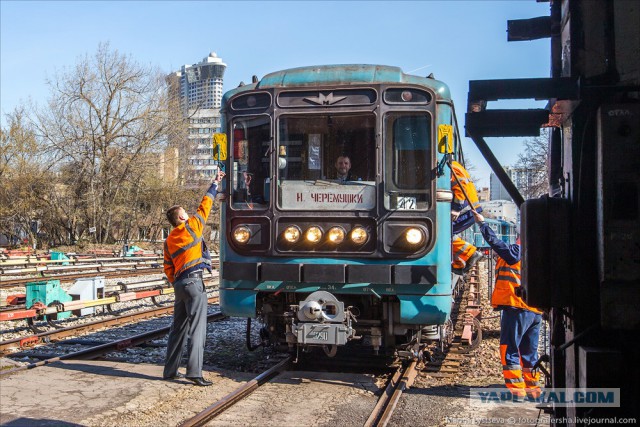 Как моют вагоны метро