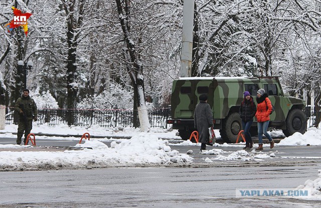 Луганск 21.11.17. Вооруженные люди возле административных зданий