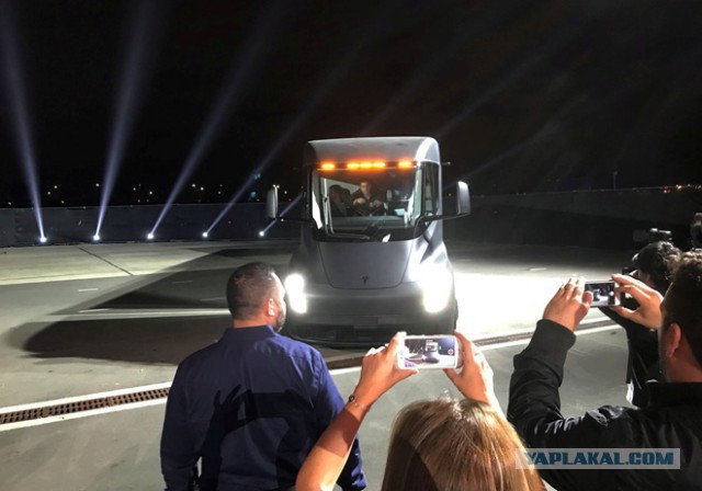 Бывший дальнобойщик раскритиковал Tesla Semi