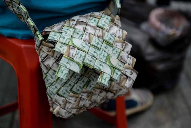 На ремни и сумки: что делать с денежными знаками, которые обесценились и стоят дешевле бумаги