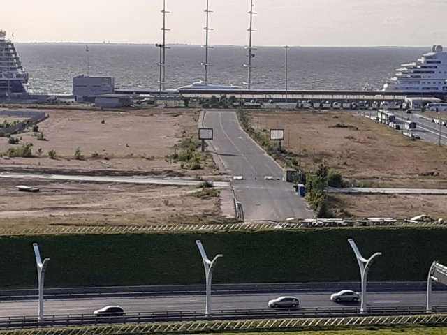 В Петербург зашла гигантская парусная яхта "Черная жемчужина"