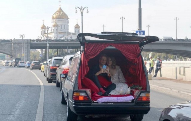 В ЗАГСе Петергофа отказались торжественно поженить Деда Мороза и Снегурочку