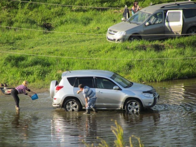 Задавила женщину и проехалась по палатке с детьми в НСО.