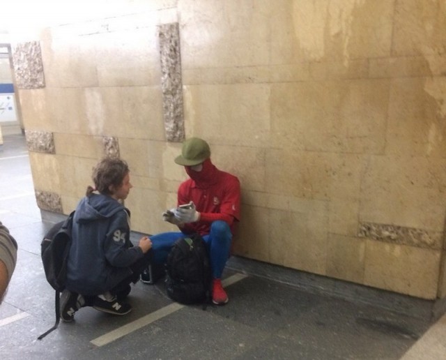 Модники, которые порой встречаются в нашем метро