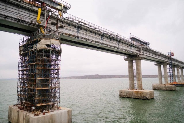 Сегодня завершен монтаж первого пролета железнодорожной части Крымского моста, заявил вице-премьер РФ Хуснуллин.