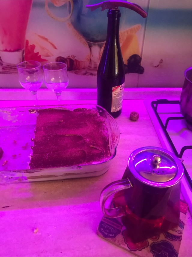 Два бисквитных торта: белый и шоколадный