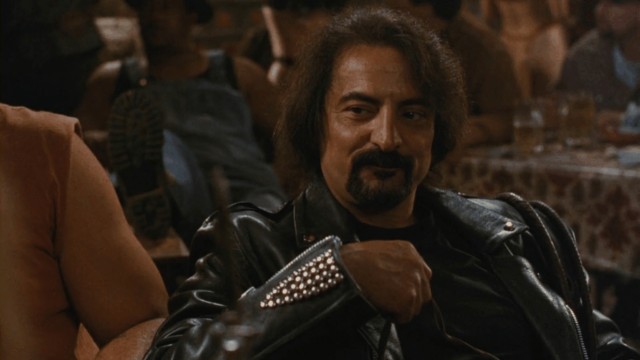 Этот зверь превратил свою морду в рупор для безумных воплей