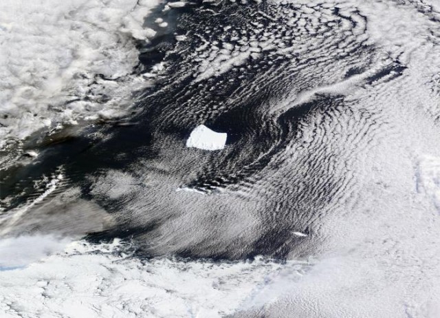 Самый большой айсберг в мире неуклонно движется к северу. Вид из космоса