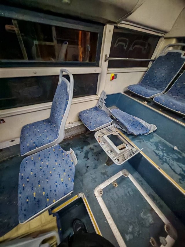 В Ленобласти пассажирский автобус на полном ходу врезался в припаркованный грузовик