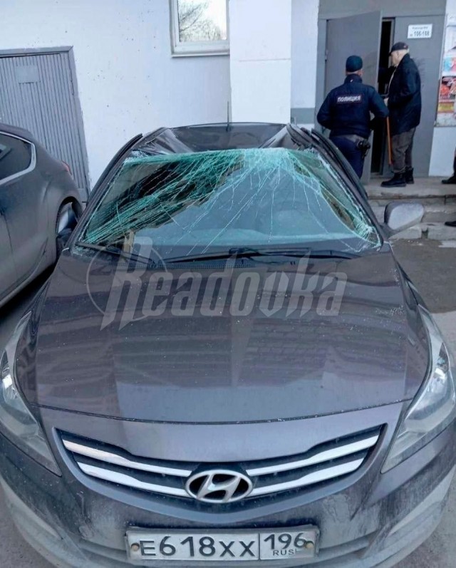 В Екатеринбурге пенсионерка упала с балкона и приземлилась точно на крышу автомобиля