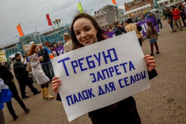 Жители Токсово на Кавголовском озере на сапах выстроились в надпись «НЕТ КАД-2»