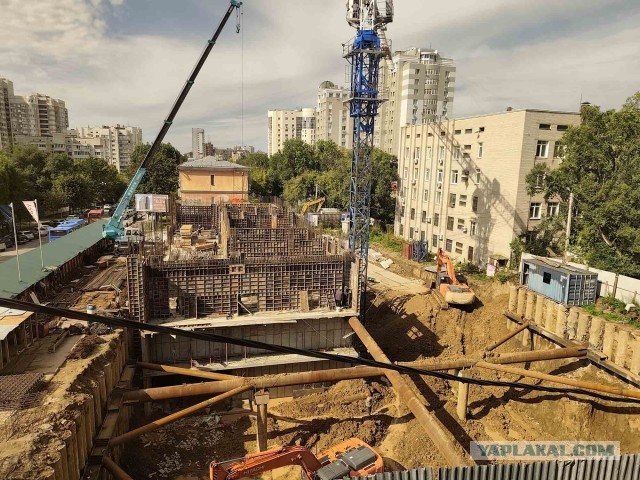 «Стройка века» в центре Хабаровска гробит дом века, а власти советуют «продолжать наблюдать». Фильм «Дурак» 2025года. Нужна помо