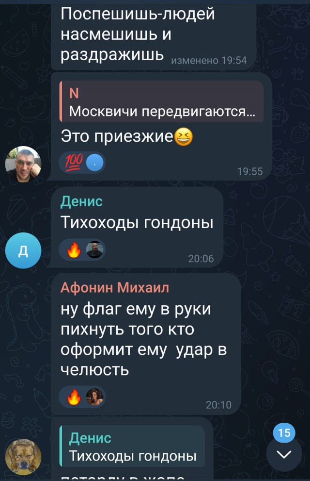 Парень пробирается сквозь медлительную толпу в метро