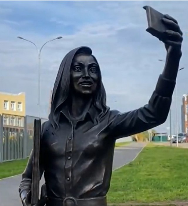 В Ярославском районе открыли памятник легендарной разведчице Елене Колесовой