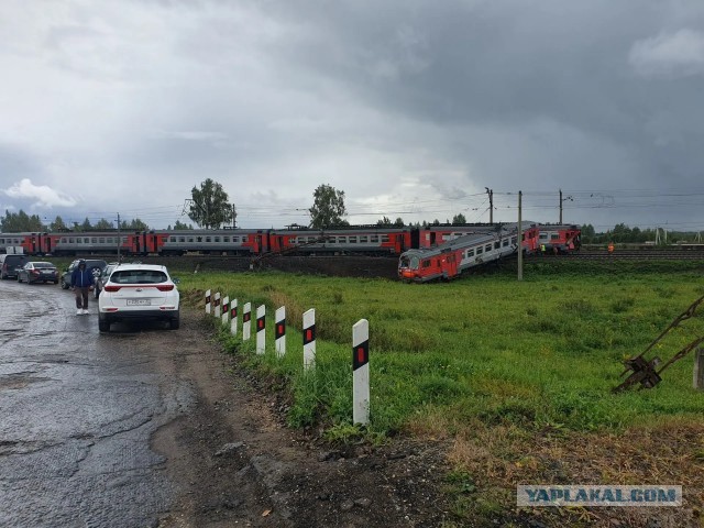 Тонар под электричку попал