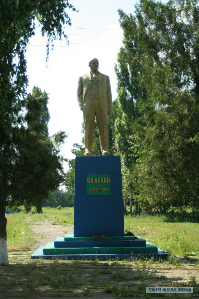 Памятник "небесной сотне" в селе Бакша