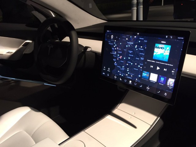 Элон Маск показал дизайн бюджетной Tesla Model 3 с панорамной крышей