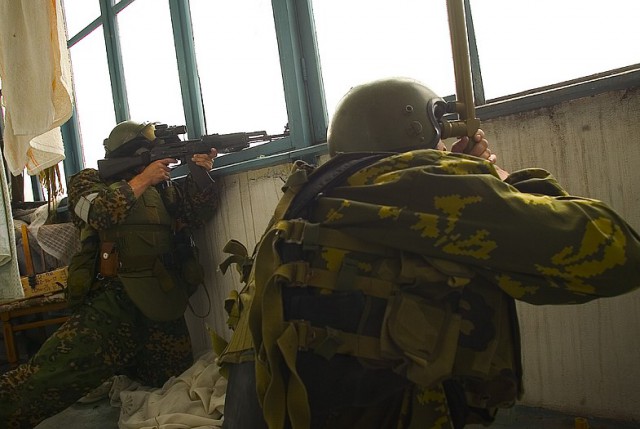 Российский спецназ во время террористического акта в Беслане, сентябрь 2004 г.
