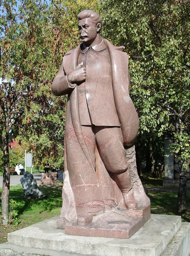 Памятник Сталину во дворе у дома