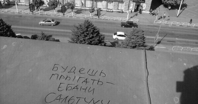 Мальчик уронил на себя дверь