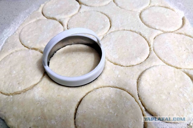 Творожно-сырные колечки с кунжутом