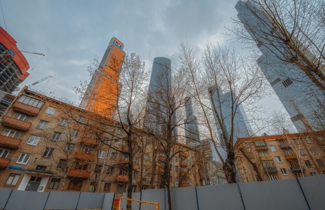 Каково было жить у подножья "Москва-Сити" в старых пятиэтажках? Большой фоторепортаж из расселенных домов!