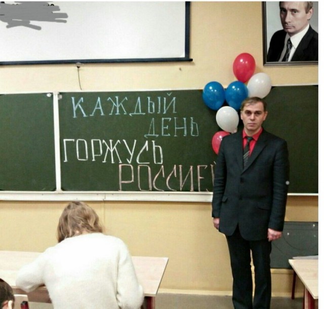 "Джингл беллс" отменяется: в микрорайоне Солнечный семья с двумя детьми сняла новогодние шарики в подъезде