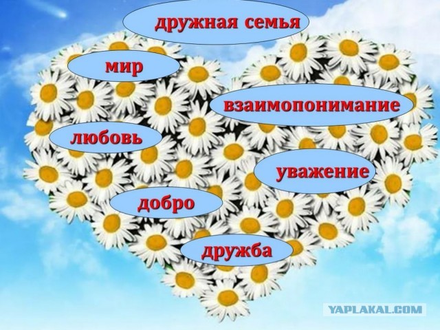 На день рождения сироты приёмная мать вручает ей сертификат об удочерении