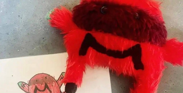 Учительница сшила игрушки детям по их же рисункам
