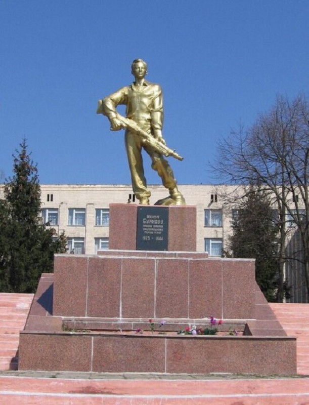 История памятника советскому юноше с немецким пулеметом в руках