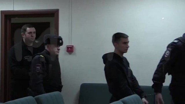 Двоих человек, которые летом 2023 года срезали скальп с 19-летнего мужчины из-за его причёски, приговорили к трём с половиной годам колонии строгого режима — СМИ