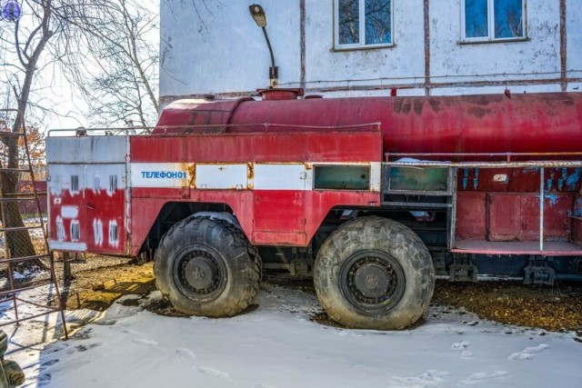 Почти ракетный комплекс МАЗ-7310 "Ураган". Аэродромная пожарная машина АА-60 посреди города