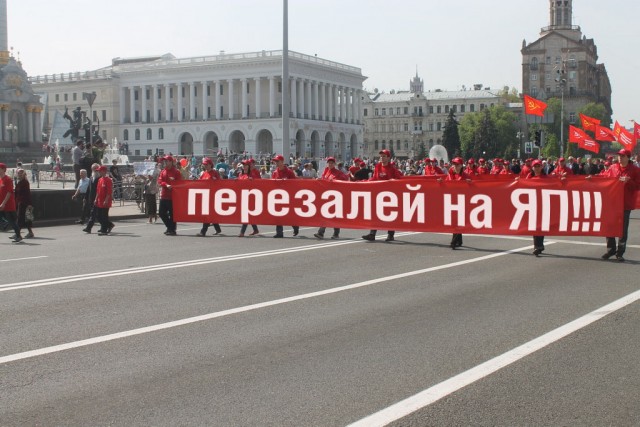 "Он все снимает, засранец".