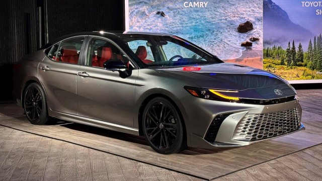 Новейшая Toyota Camry за копейки: в Китае авто продают со скидкой в 10 тыс.$. Итоговая цена - 14,6 тыс. $ (1,2 млн. рублей)