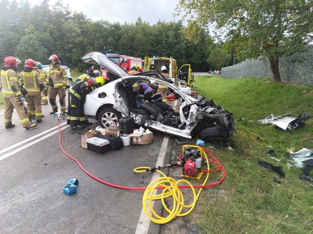 Водитель Renault выехал на встречную полосу и столкнулся с грузовиком