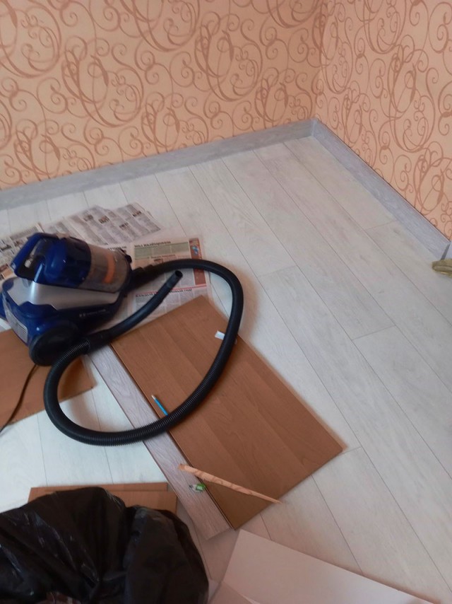 Помогите с фигнёй которая осталась после линолеума
