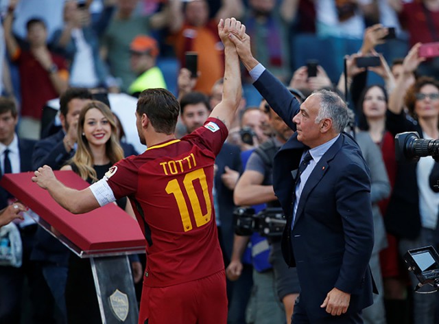 "Grazie capitano!" Рим попрощался с императором