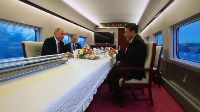 Си Цзиньпин прокатил Владимира Путина на скоростном поезде