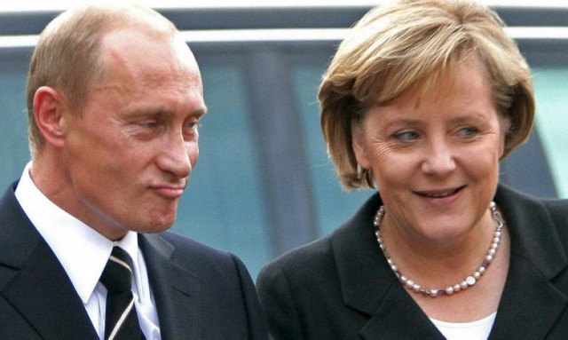 Владимиру Путину выкрикнули вопрос про визит в Австрию - Меркель по-русски позвала его "пошли"