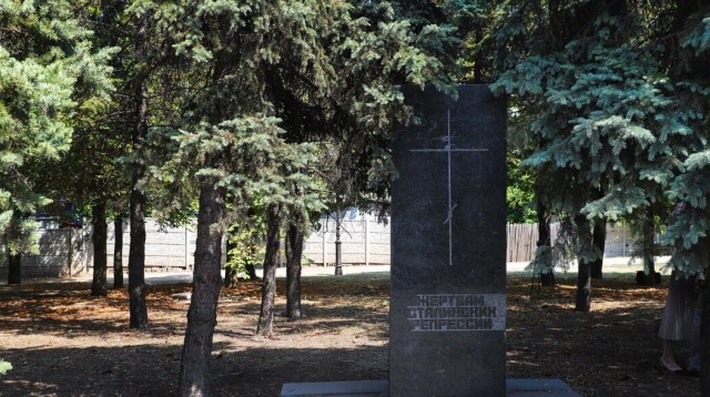 В Луганске демонтировали памятники «Жертвам сталинских репрессий» и «Жертвам голодомора»
