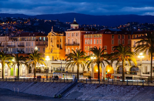 "Туристы-европейцы на курортах стали вести себя как жадные и нищие," - сочли власти Лазурного берега Франции и ограничили въезд