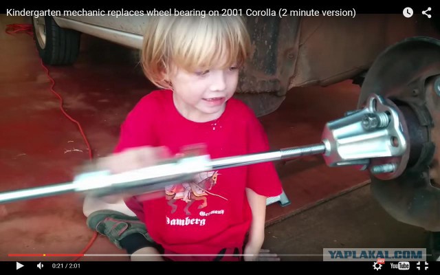 5-летний ребёнок меняет подшипник ступицы колеса