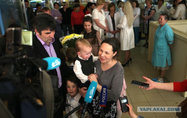 В Петербурге из роддома выписали счастливую мать 15 детей