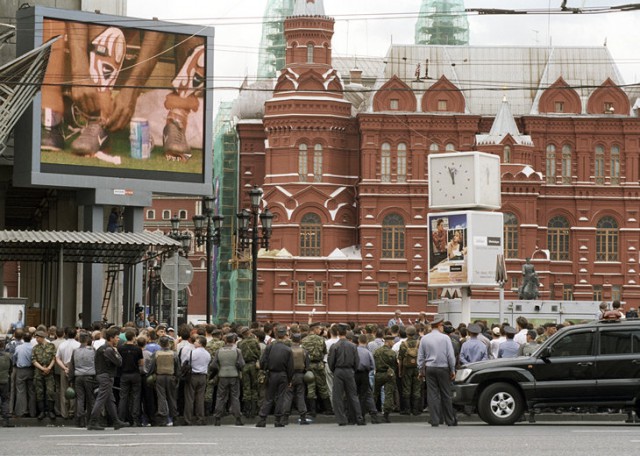 Погромы в центре Москвы во время ЧМ-2002. Почему жгли машины и били милицию?