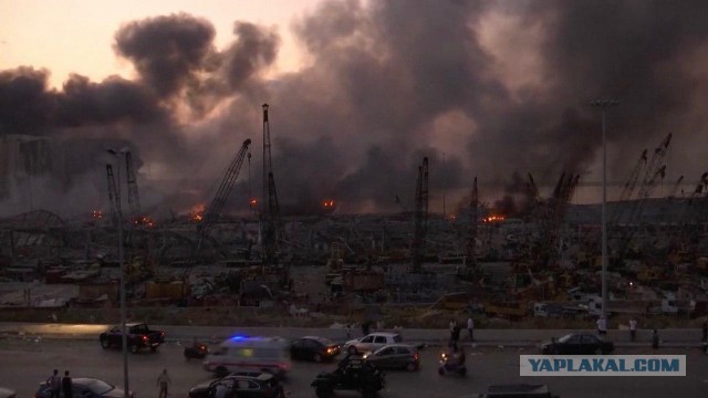 В порту Бейрута взорвалось что-то очень мощное