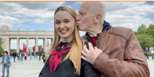 Старше на много ее