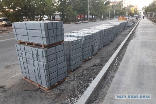 "А бордюры не простые. Всё скорлупки золотые"