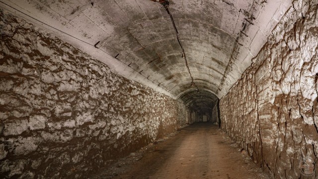 Показываю где "прятали" дефицит в СССР — это огромный подземный холодильник. Его вместимость 200 ЖД вагонов провизии!