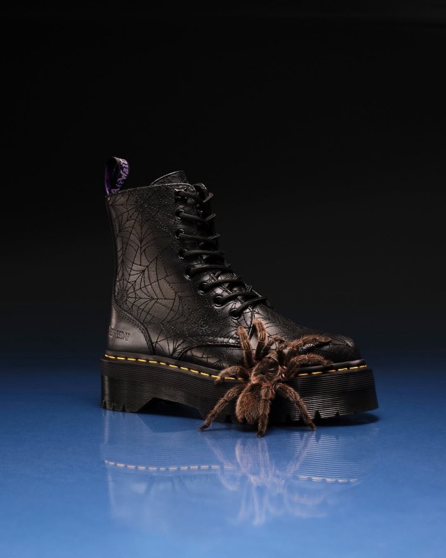 Популярный бренд Dr. Martens представил коллекцию обуви совместно с сериалом «Уэнсдей».